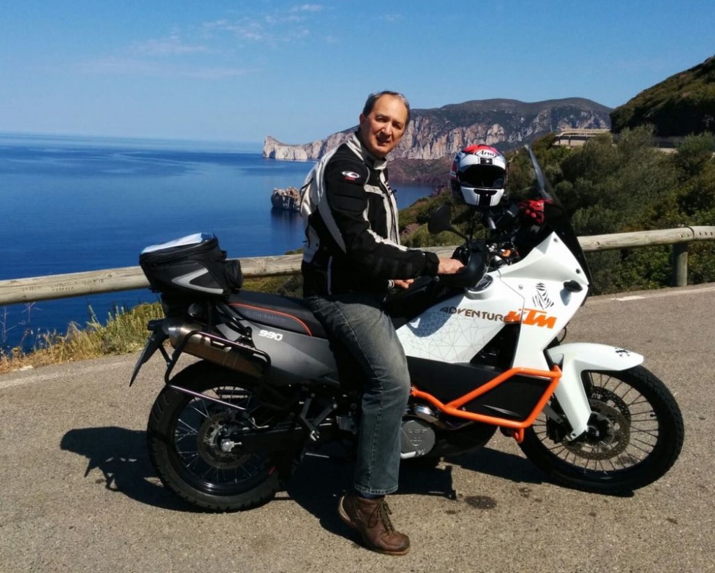 Это мой приятель Francesco, он инженер, работает в нефтегазовой компании. Ему 60+. В этом году он с друзьями ездил отдыхать на Сицилию из Милана на мотоцикле.