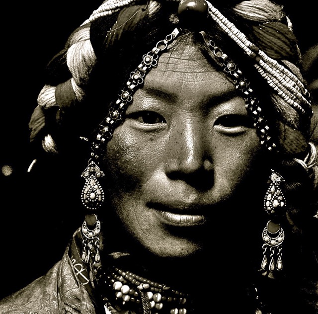 Молодая кочевница, чье жилище — палатка, переезжающая с места на место пять раз в году. Летом она кочует где-то в районе Древнего чайно-конного пути в центральном Тибете.