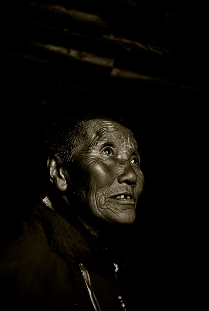 Один из древних и живых рассказчиков устных преданий, встреченных Джеффом возле Литанга, в провинции Западная Сичуань.