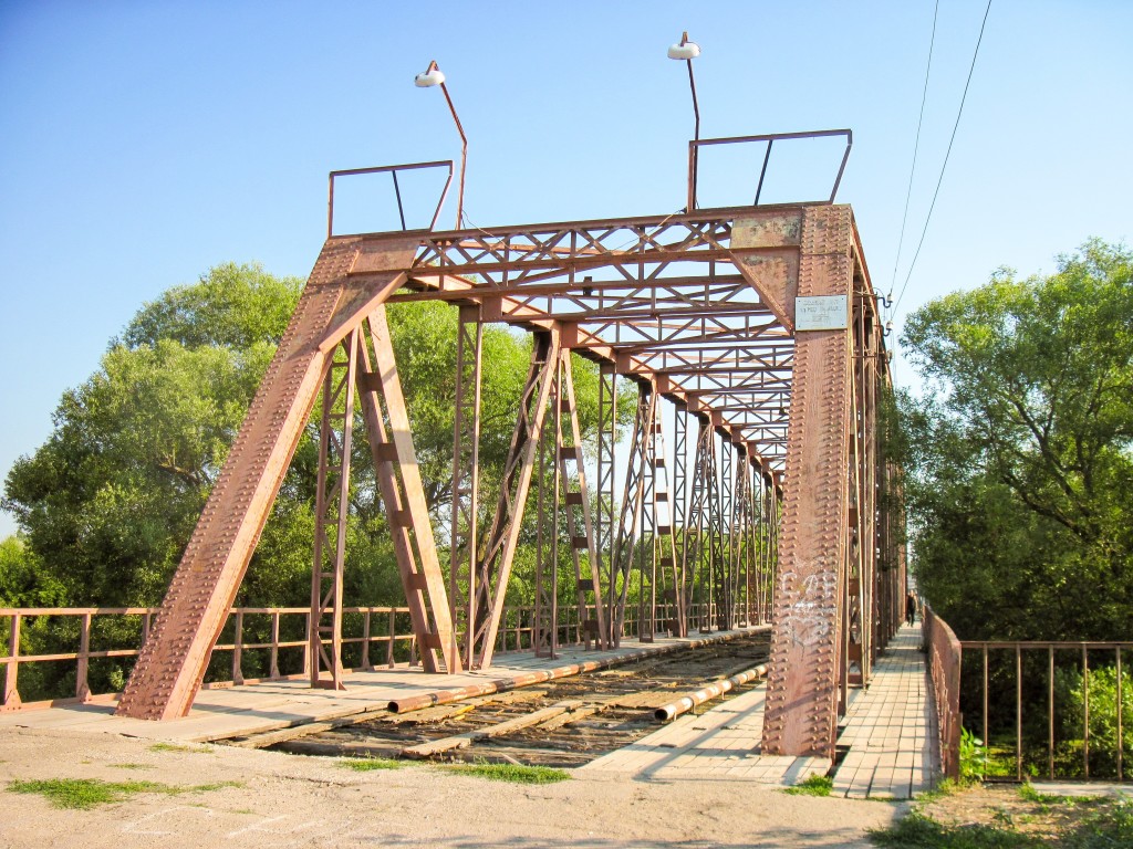 1. Старый железный мост через реку Медведицу.
