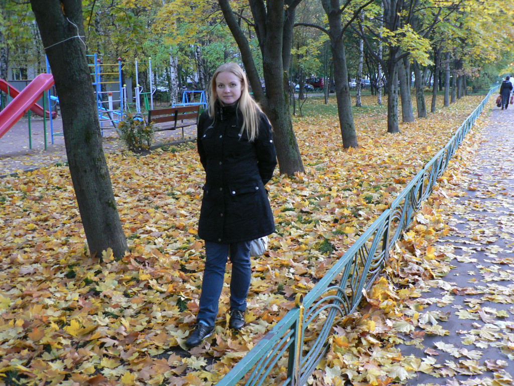 Первая осень в Москве. Кленовая аллея по пути к дому