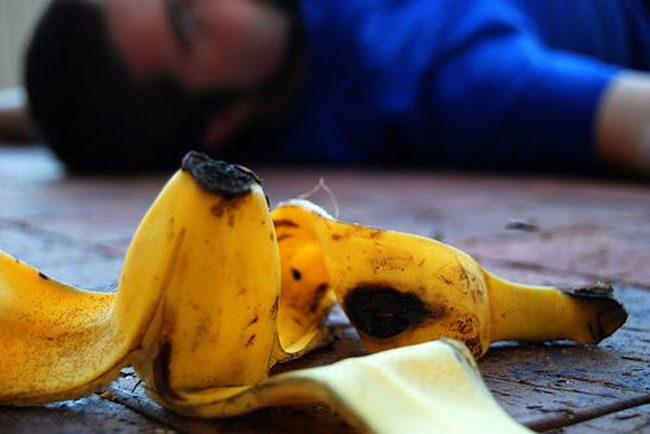 Суета на банане. Поскользнулся на банановой кожуре. Человек банан. Подскользнуться на банане. Кожура банана.